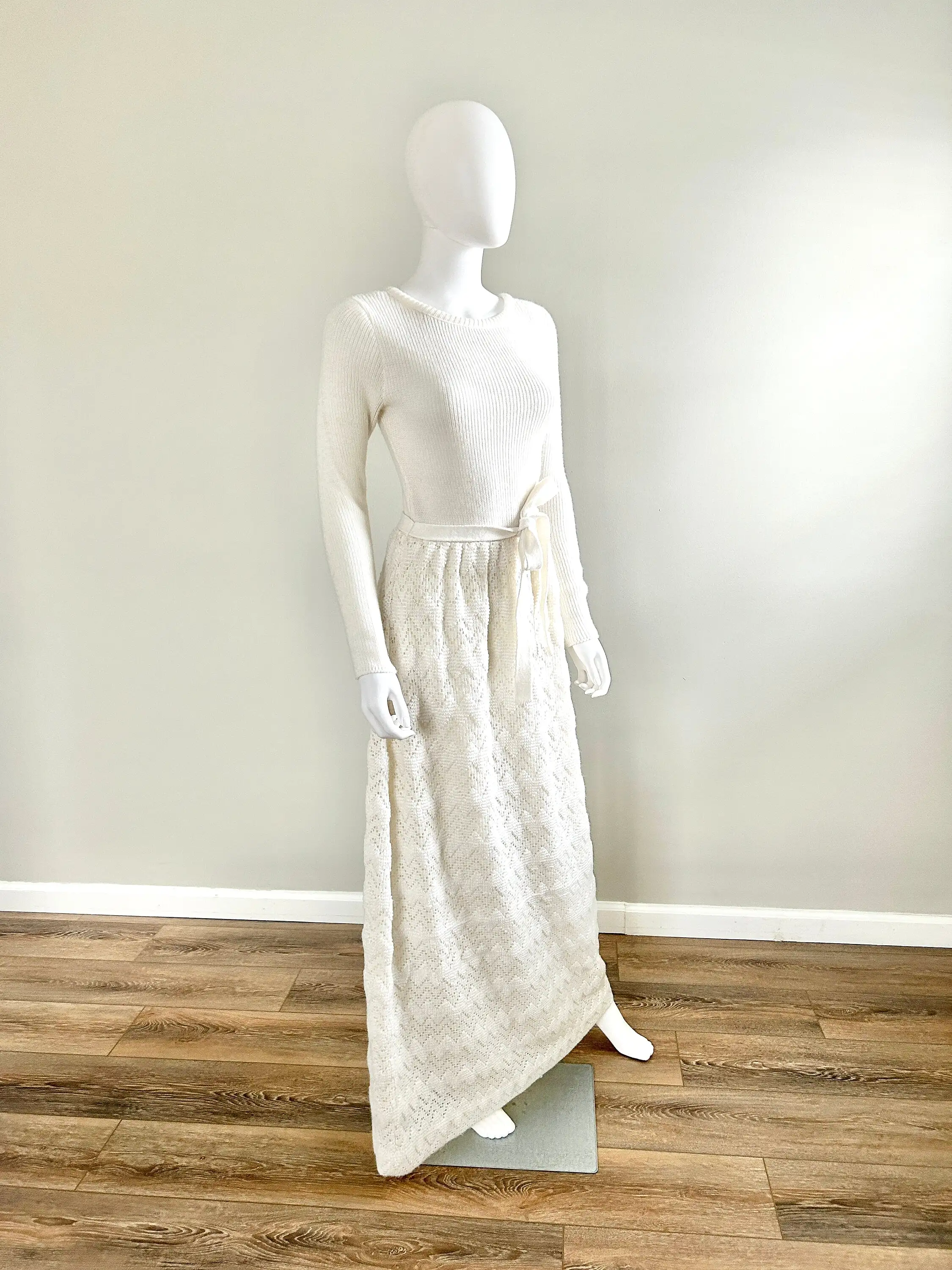 Vintage 1970s White Sweater Maxi Dress / 70s Molly Parnis dress / Size S M