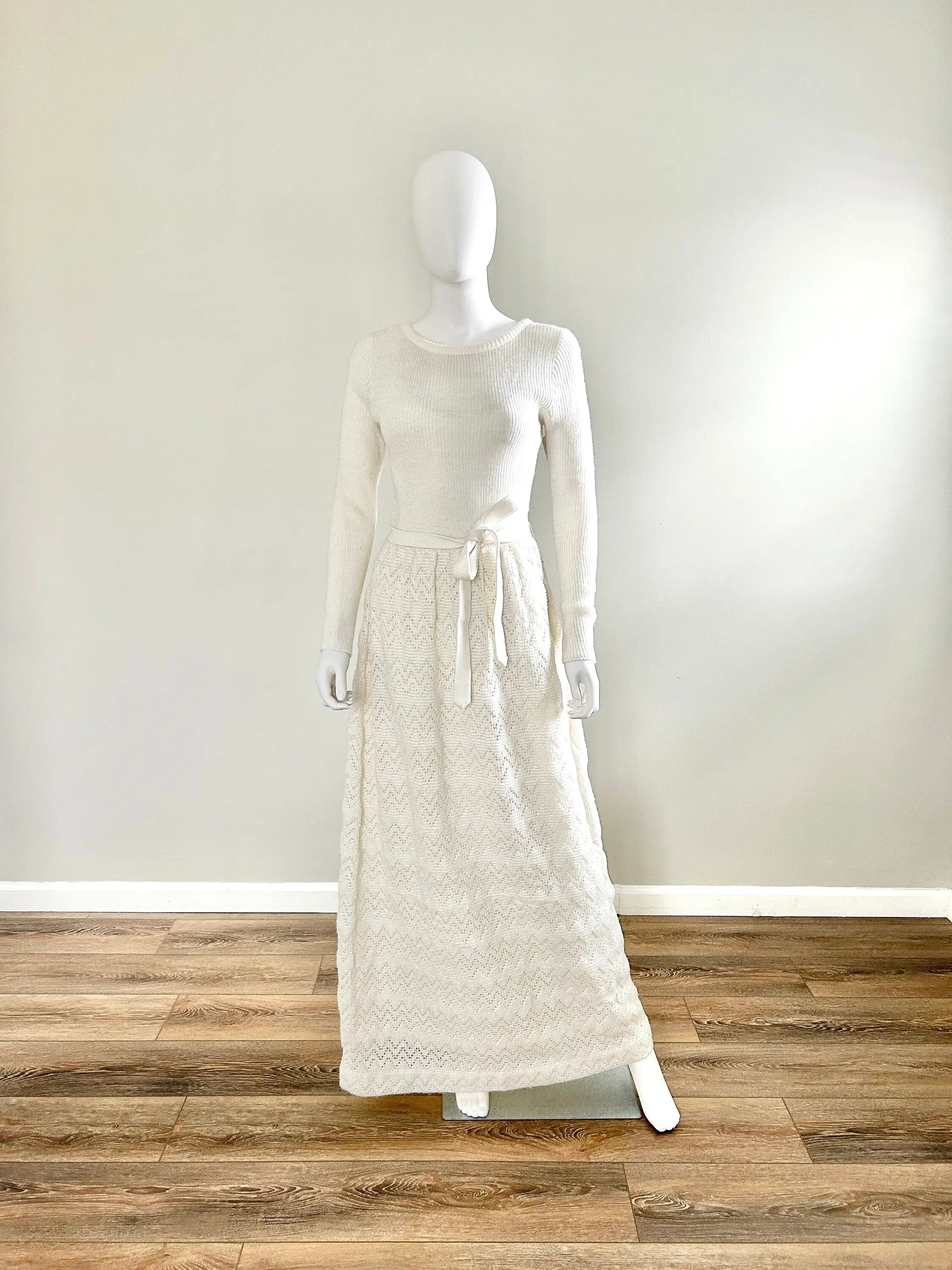 Vintage 1970s White Sweater Maxi Dress / 70s Molly Parnis dress / Size S M